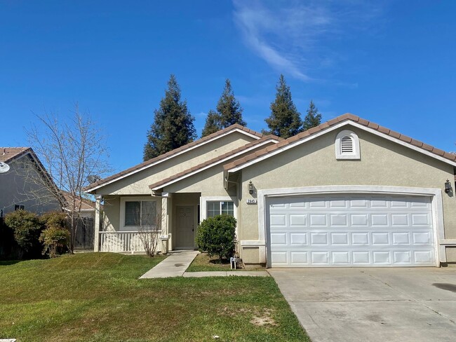 Building Photo - Merced: $2189 4 bedroom 2 bath home with g...