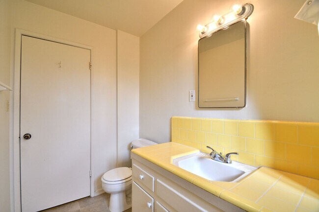 Building Photo - t864