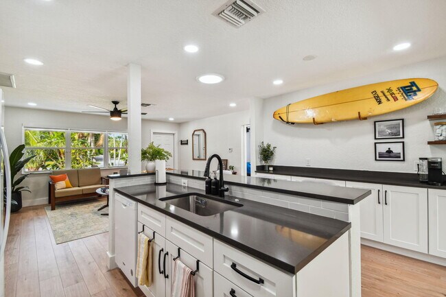 Building Photo - 702 NE 10th Ave