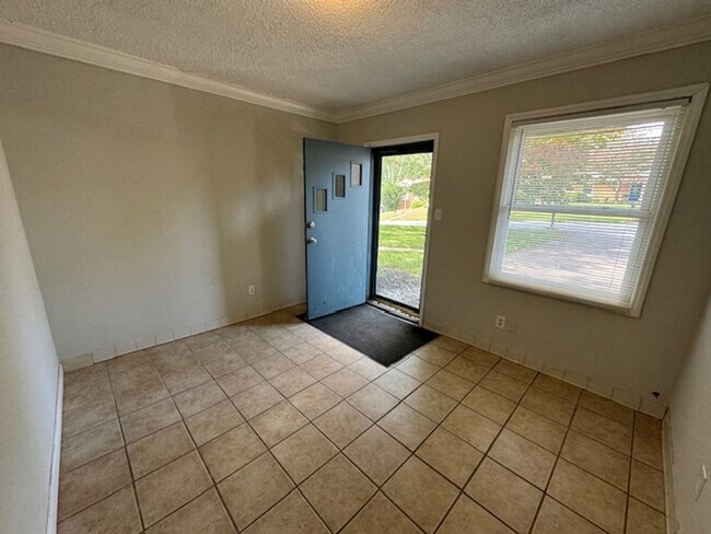 Building Photo - South AVL - 3/2 with Sunroom and Flex Space!