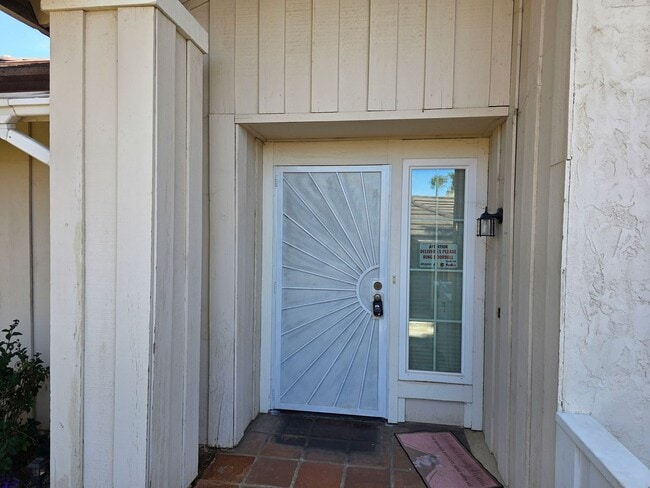 Building Photo - Large 3 bedroom home in quiet neighborhood cul-de-sac with amazing views