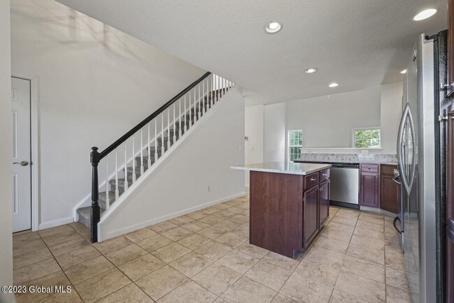 Building Photo - 25B Pointe W Dr