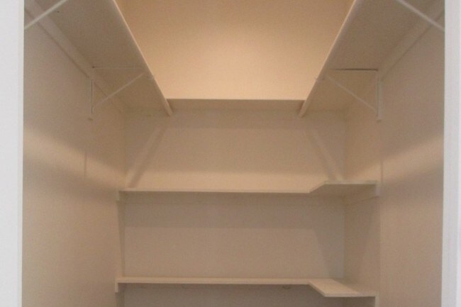 Building Photo - 6516 Beck Ave