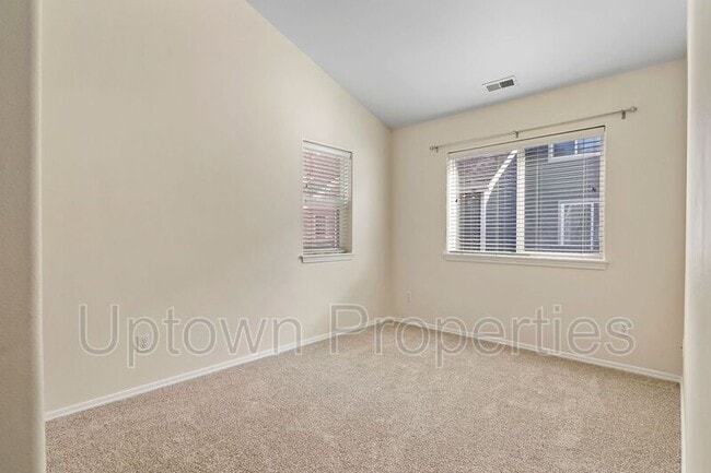 Building Photo - 9284 SW Sweek Dr