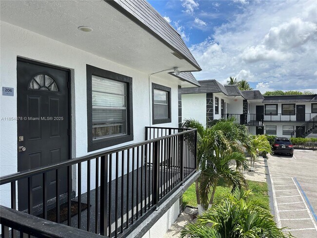 Building Photo - 5661 SW 36th Ct