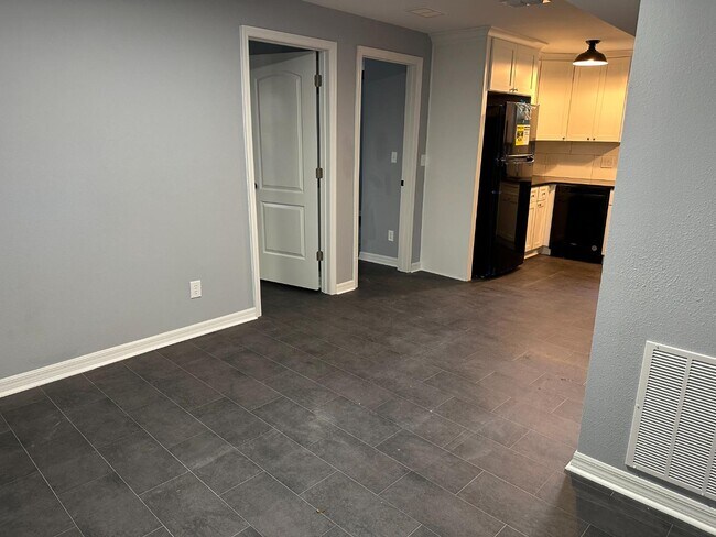 Building Photo - 105 N Davis St