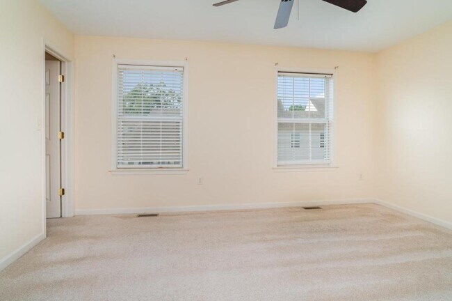 Building Photo - 192 Mapleton Dr