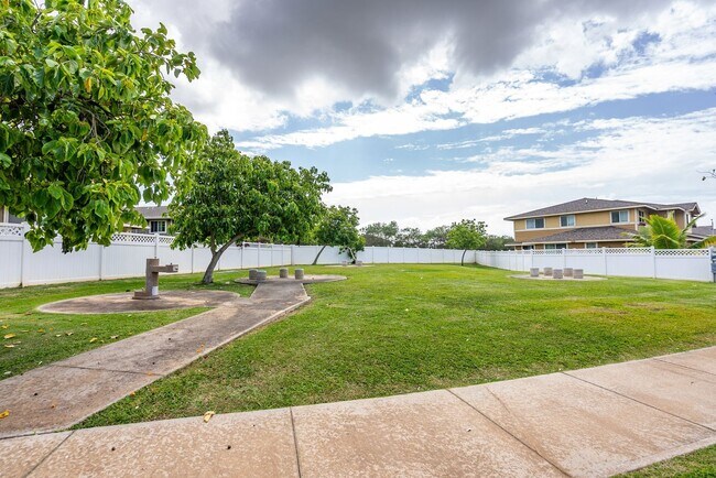 Building Photo - Welcome to this bright and inviting 3 bedroom