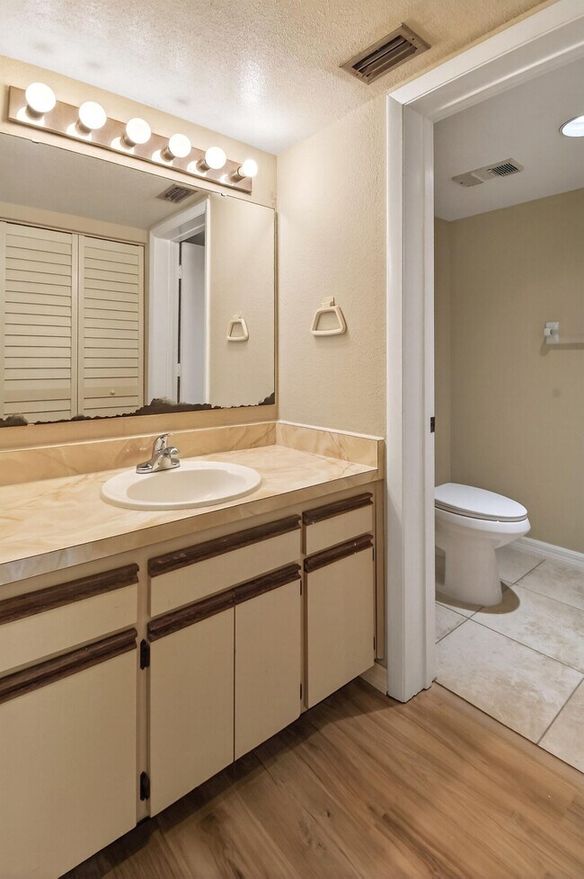 Building Photo - 1620 SE Green Acres Cir
