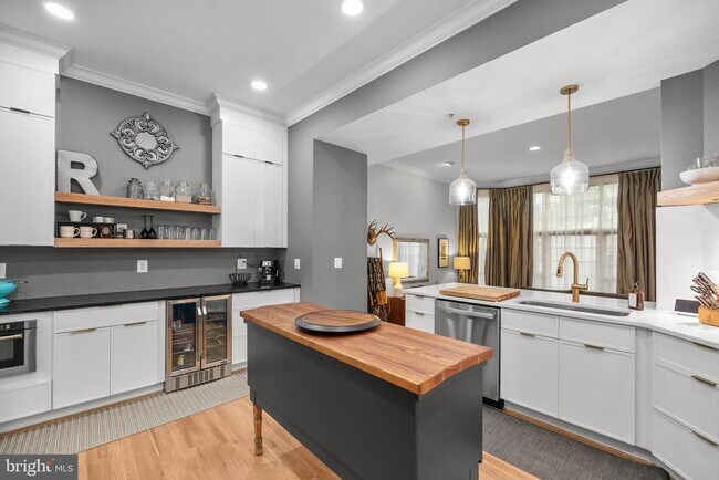 Building Photo - 4914 John Ticer Dr