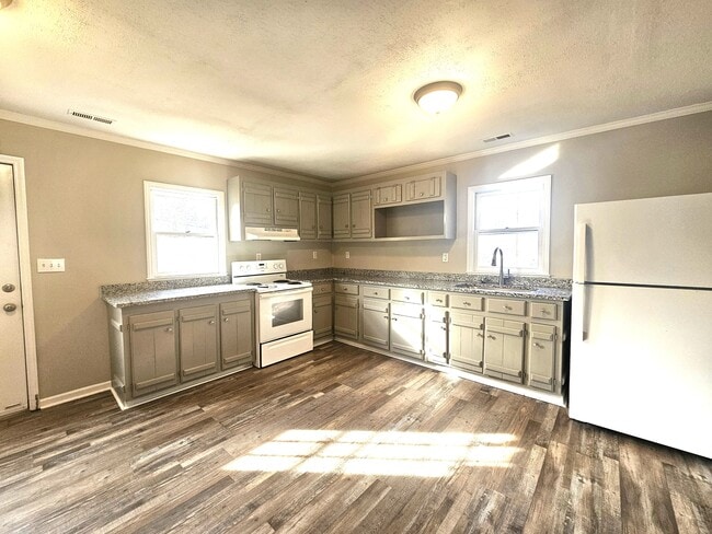 Building Photo - 706 Maple St