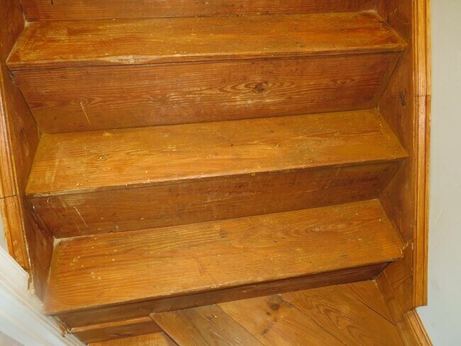 Building Photo - 3 Bedroom 2 Bath Home