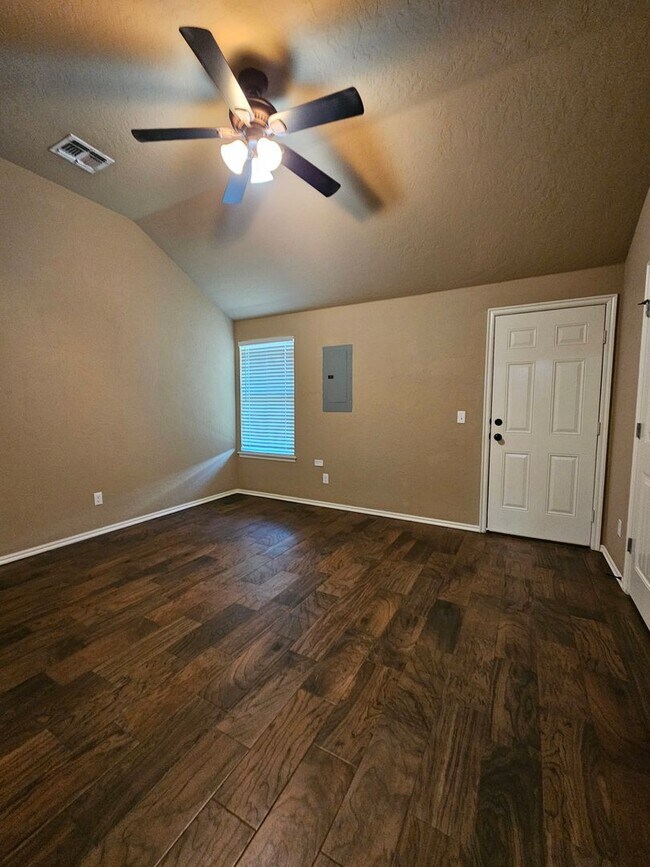 Building Photo - (3) Bed/(2) Bath in SW Moore Avail Early June!