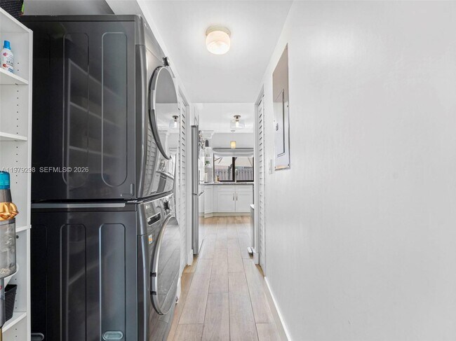 Building Photo - 10548 SW 112th Ave