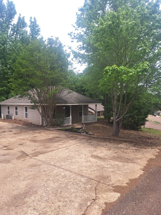 Building Photo - 3 Bed/2 Bath