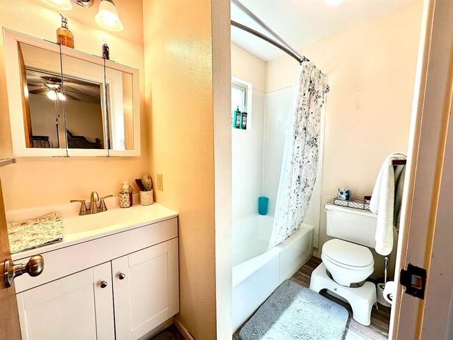 Building Photo - Welcome to this 3 BD, 2 Bth home situated on a corner lot!!
