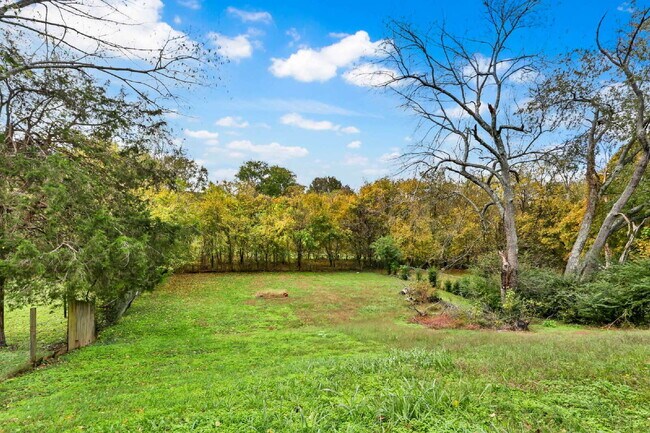 Building Photo - Move-in Special!! 3 Bedroom and 2 Bathroom...