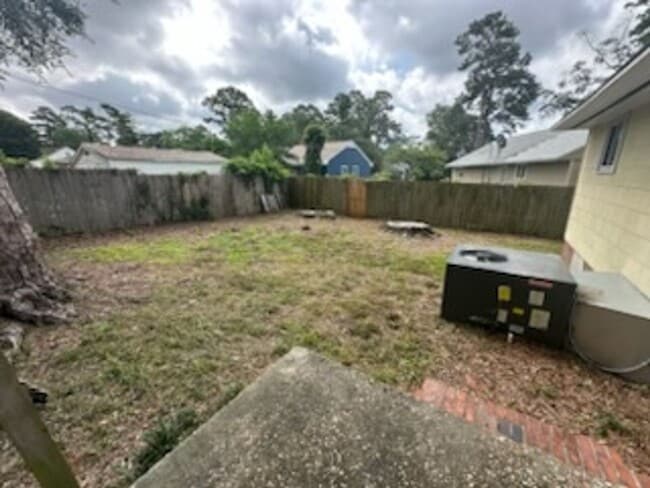 Building Photo - Desirable 3 Bedroom Home