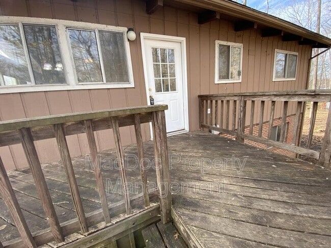 Building Photo - 3621 Lakeview Pkwy