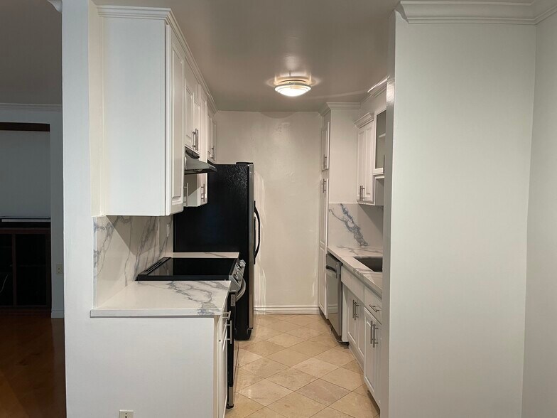 Building Photo - 1831 Barry Ave