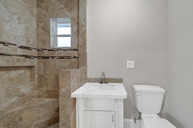 Building Photo - 7647 Greendowns St