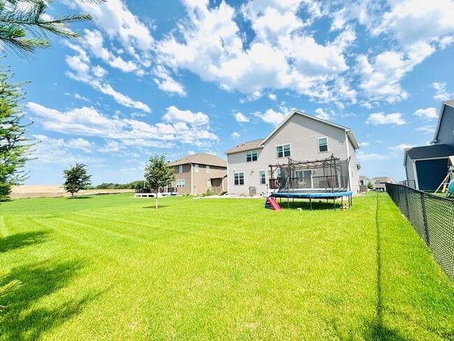 Building Photo - Stunning 5bed/3 1/2 bath Home in Shakopee!