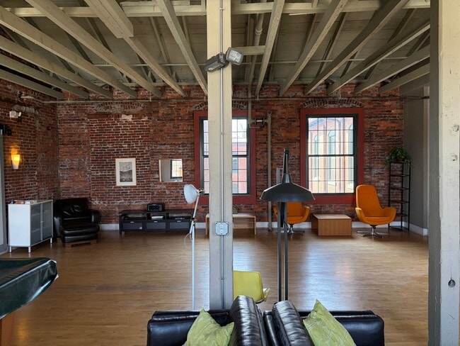 Building Photo - Sleek Manhattan Style Urban Condo Now Available in Byrne Lofts