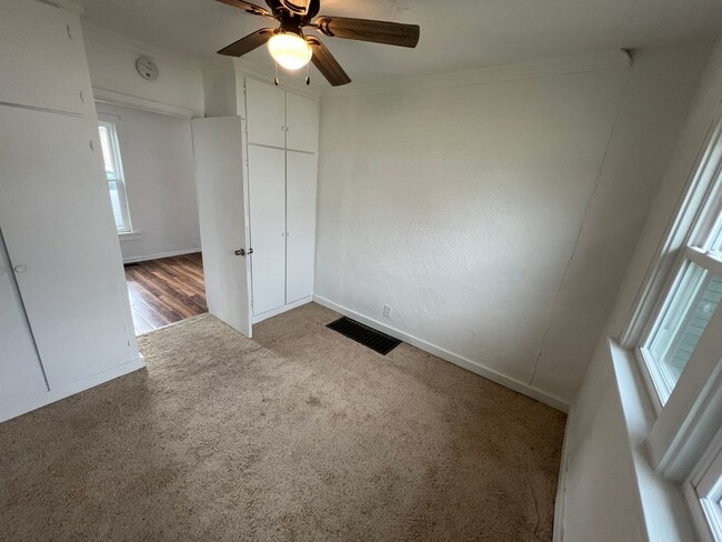 Building Photo - 2 bedroom house, huge 2 car garage, large ...