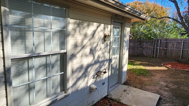 Building Photo - 2016 Lee Dr