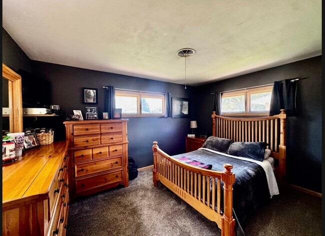 Building Photo - 812 W 4th St