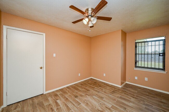 Building Photo - Nice 4 bd Rm Single Family Home