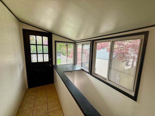 Building Photo - West Seattle Home