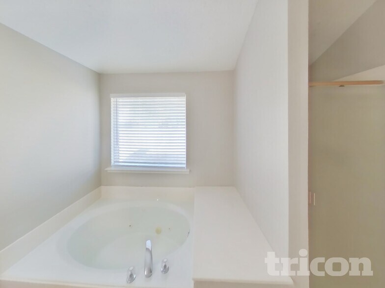 Building Photo - 7210 Compass Point Dr