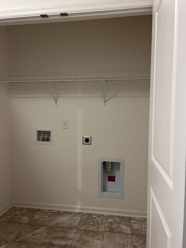 Building Photo - Coming Soon - Lovely 2 Bedroom 2.5 Bath To...