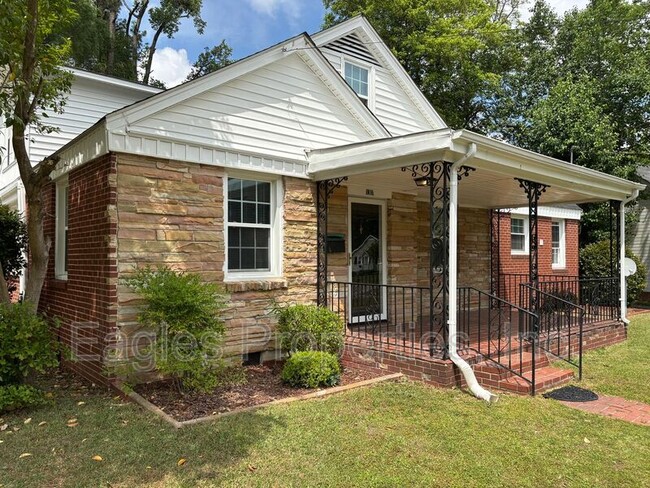 Building Photo - 1307 E Ash St