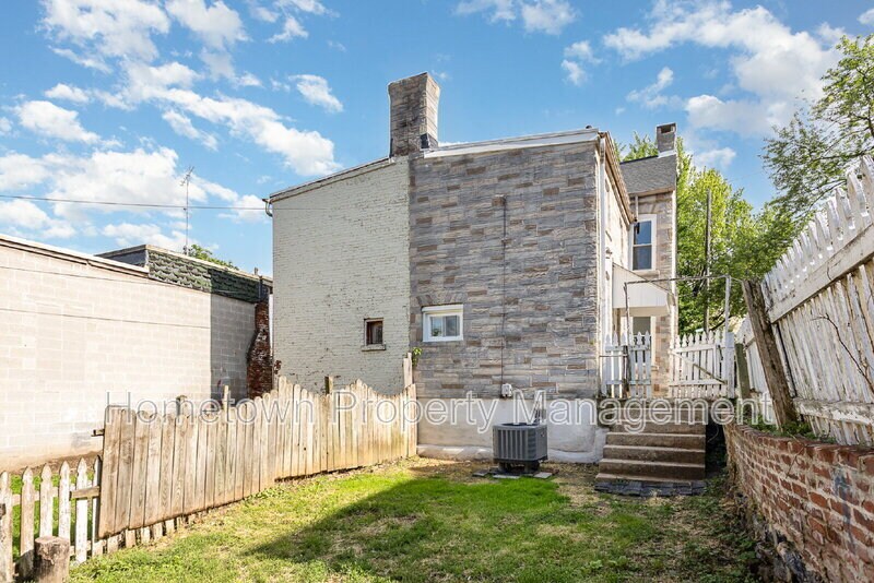 Building Photo - 321 W Mifflin St