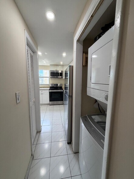 Building Photo - 9180 Fontainebleau Blvd