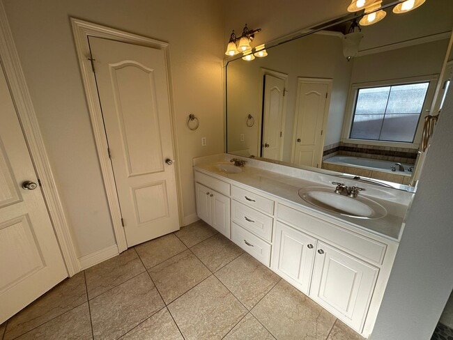 Building Photo - Gorgeous 3 Bedroom Home in North Bossier