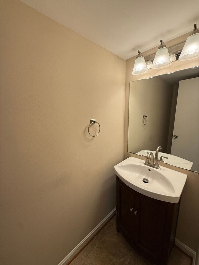 Building Photo - Spacious 3 Bedroom Condo- RENT TODAY & SAVE!