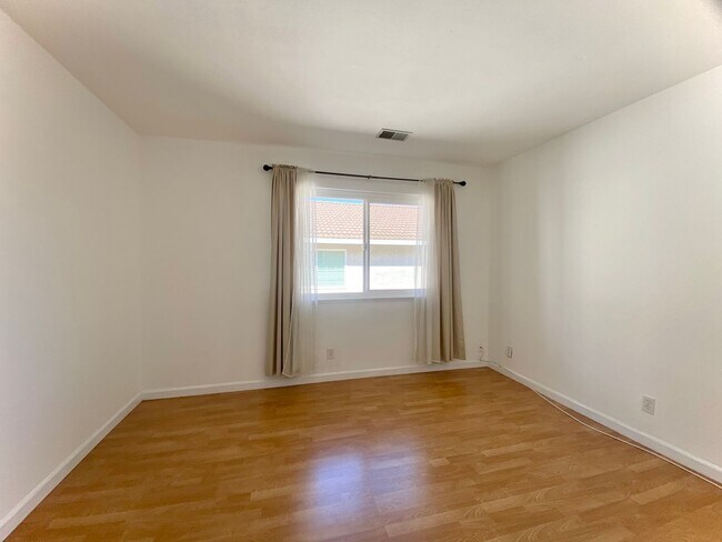Building Photo - Spacious 4-Bedroom Irvington Home with Mod...