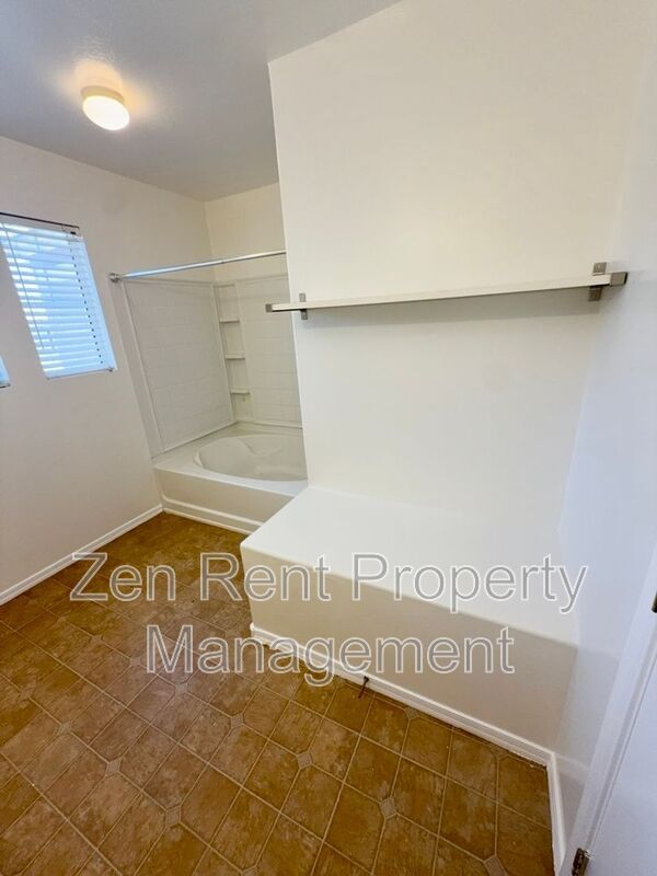Building Photo - 4237 E Windsor Dr