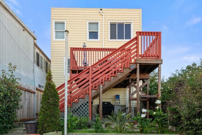 Building Photo - UPDATED LARGE BRIGHT 1800sf 3BR/2BA/1GR In...