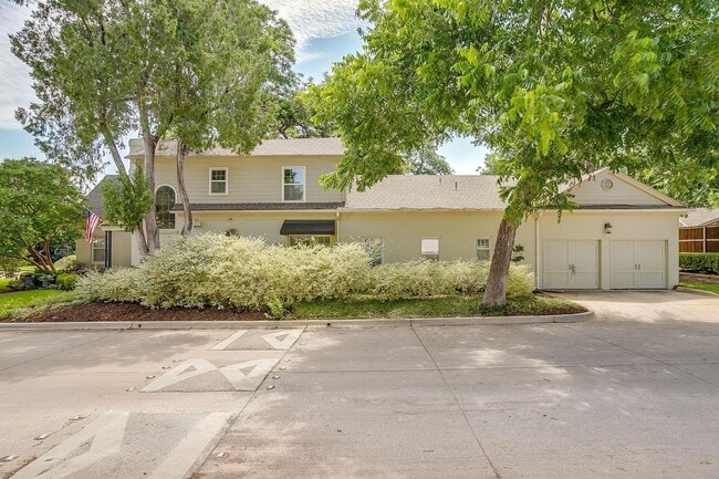 Building Photo - Prime Location- Classic 1936- 3 Bed, 3.5 Bath, Seconds from River Crest Country Club- 76107