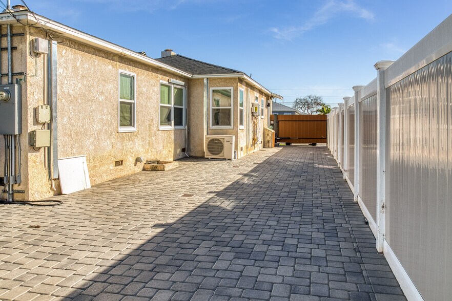 Building Photo - 2331 Belmont Ave