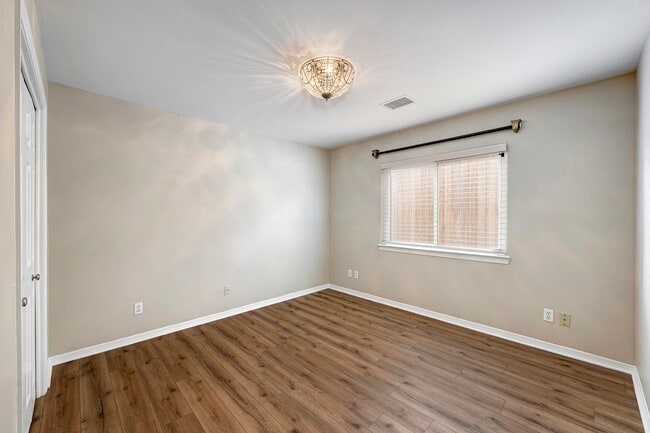 Building Photo - 3318 W Dallas St