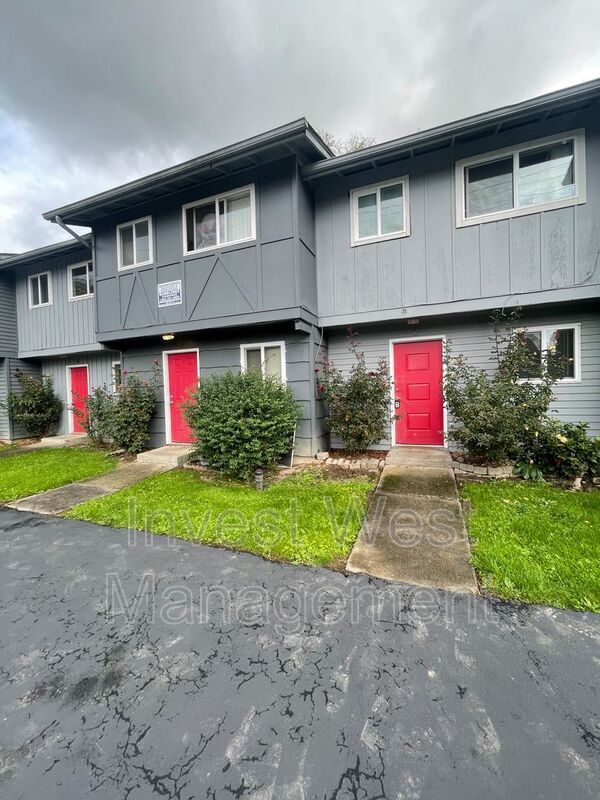 Building Photo - 1960 33 Avenue