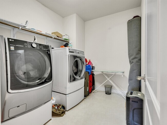 Building Photo - 18324 Parkview Point Dr