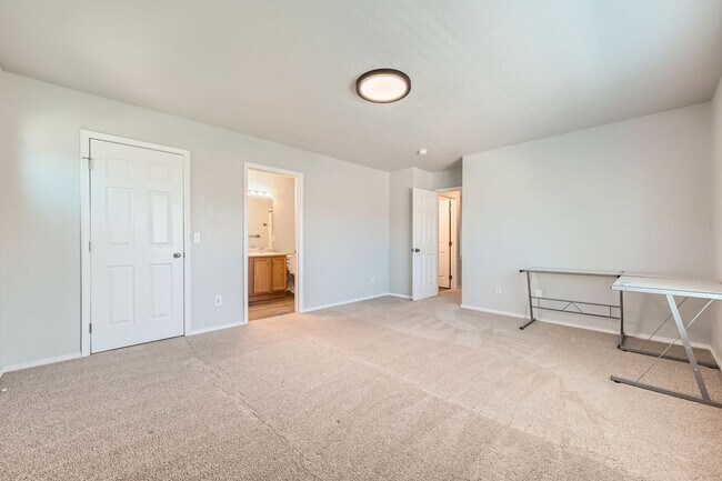 Building Photo - 4 bed /2.5bath Charming Home in Aurora