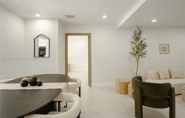 Building Photo - 1221 Biarritz Dr