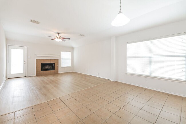 Building Photo - $1895  4 Bed/2 Bath/2 Garage  Ready for Move-in Home in Mustang Creek